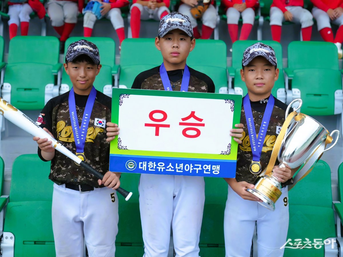 제8회 순창강천산배 전국유소년야구대회에서 유소년리그(U-13) 청룡 우승을 차지한 아산시유소년야구단. 사진 제공｜대한유소년야구연맹