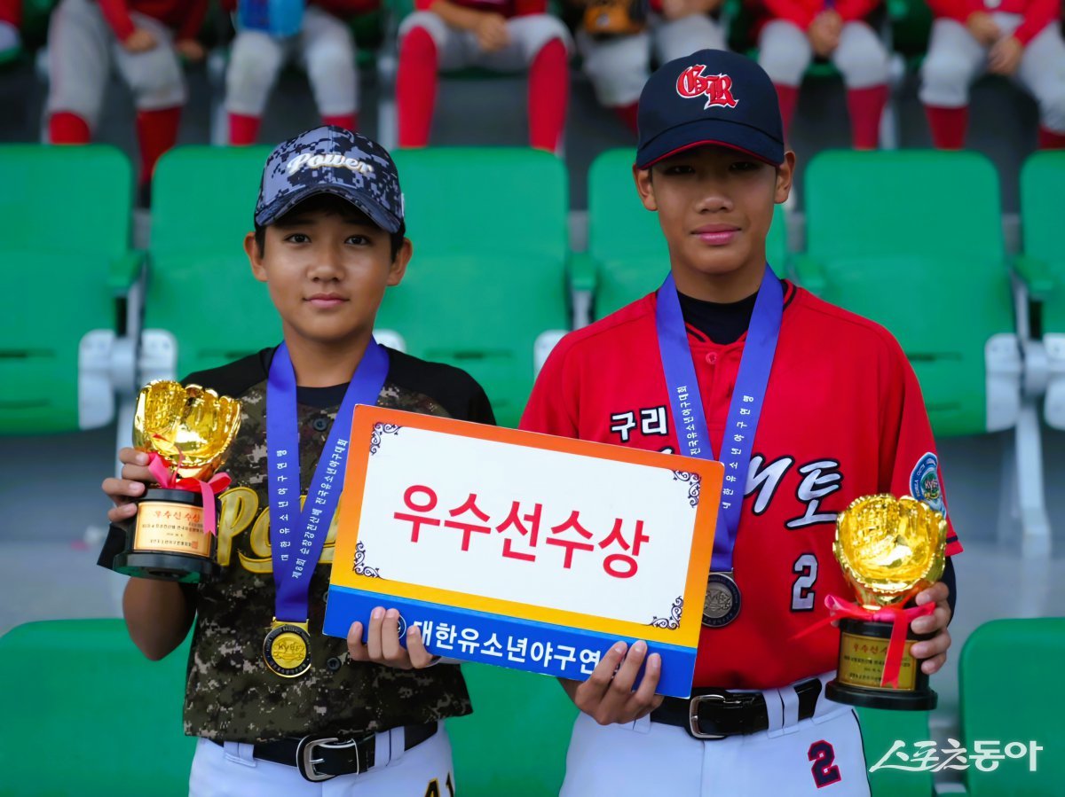 제8회 순창강천산배 전국유소년야구대회 유소년리그(U-13) 청룡 우수선수상을 수상한 이도윤(왼쪽)-송철훈. 사진 제공｜대한유소년야구연맹