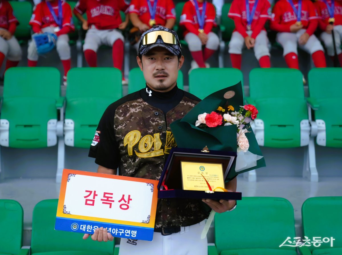 제8회 순창강천산배 전국유소년야구대회에서 유소년리그(U-13) 청룡 감독상을 받은 아산시유소년야구단 황민호 감독. 사진 제공｜대한유소년야구연맹