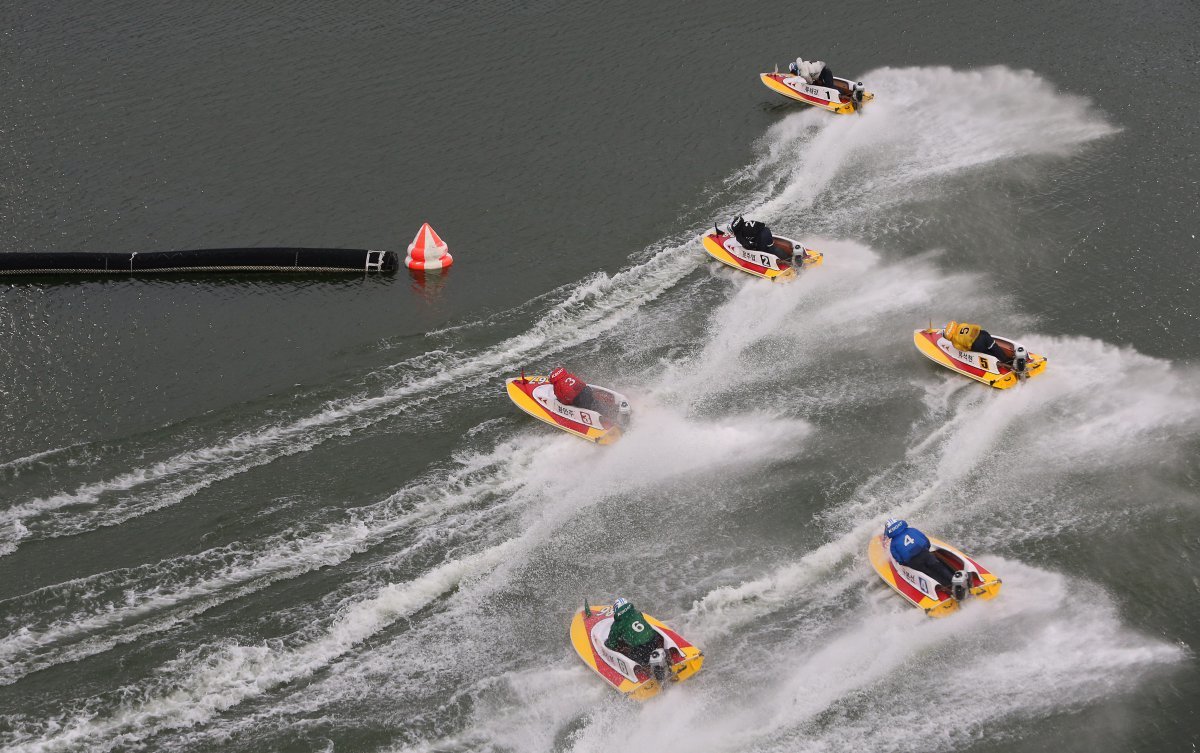 미사리경정장에서 출전 선수들이 1턴 마크를 돌며 경합을 벌이고 있다. 하반기 들어 노장급과 신진급에서 기대 안했던 깜짝 활약을 펼치는 선수들이 등장하고 있다                                                                     사진제공｜국민체육진흥공단