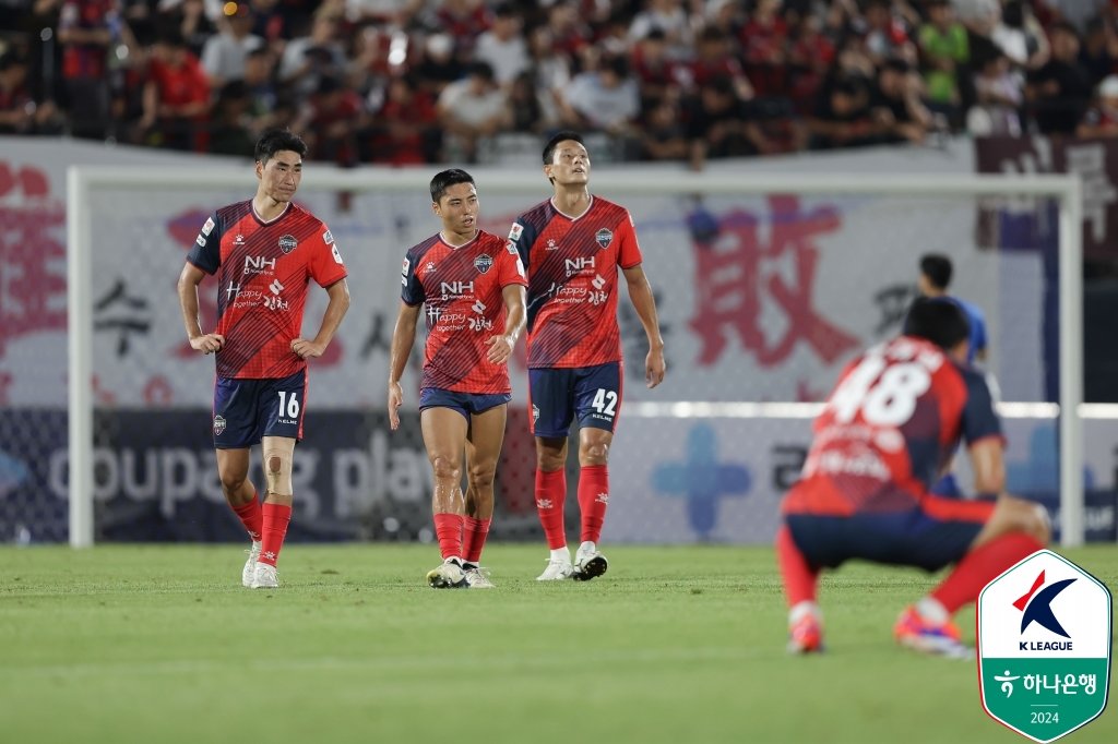 김천 선수들이 9일 강원과 홈경기에서 1-2로 패한 뒤 아쉬워하고 있다. 사진 제공｜한국프로축구연맹