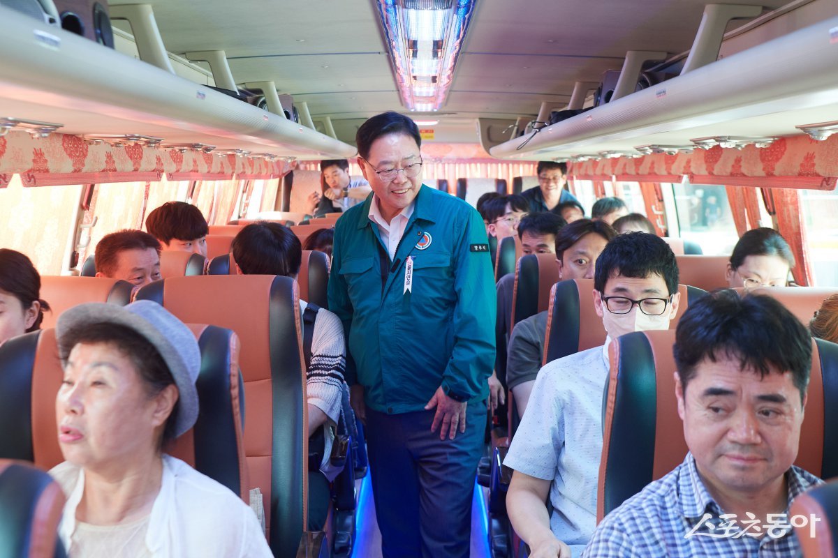 강수현 시장(가운데)이 2024 을지연습 첫날인 19일 비상사태 발생 시 시민의 안전과 생명을 보호를 위해 주민 이동 실제 훈련을 하고 있다. 사진제공ㅣ양주시