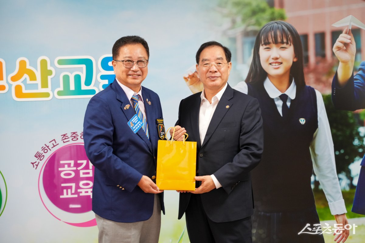 부산시교육청이 지난 19일 국제로타리 3661지구로부터 사랑의 집수리 교육기부금 4000만원을 전달받은 가운데 하윤수 교육감(오른쪽)이 송원우 총재와 기념촬영을 하고 있다. (사진제공=부산시교육청)