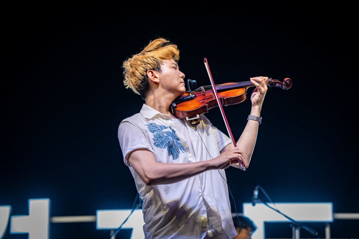17일 무대의 피날레를 장식한 바이올리니스트 콘(KoN)의 열정적인 연주 모습.