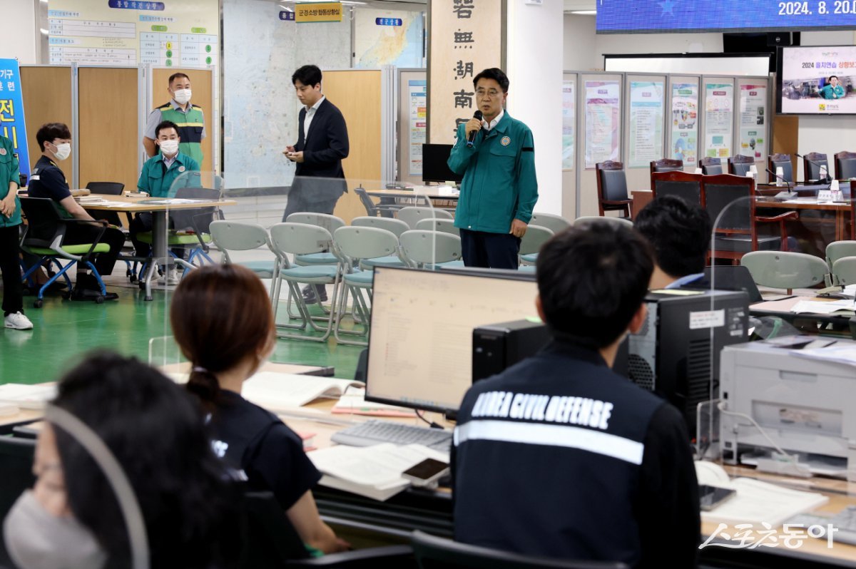 김태균 전남도의회 의장이 20일 오후 ‘2024 을지연습 종합상황실’을 방문해 근무자들을 격려하고 있다. 사진제공=전남도의회