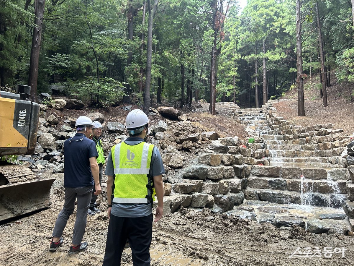 부산시설공단이 대신공원 사방댐 공사 현장에 방문해 태풍 대비 점검을 실시하고 있다. (사진제공=부산시설공단)