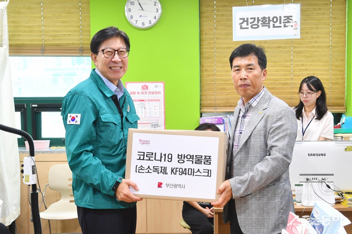 박형준 시장(맨 왼쪽)이 지난 20일 중구 노인복지관을 방문해 코로나19 현장점검을 진행한 가운데 손소독제와 마스크를 전달하며 관계자와 기념촬영을 하고 있다. (사진제공=부산시)