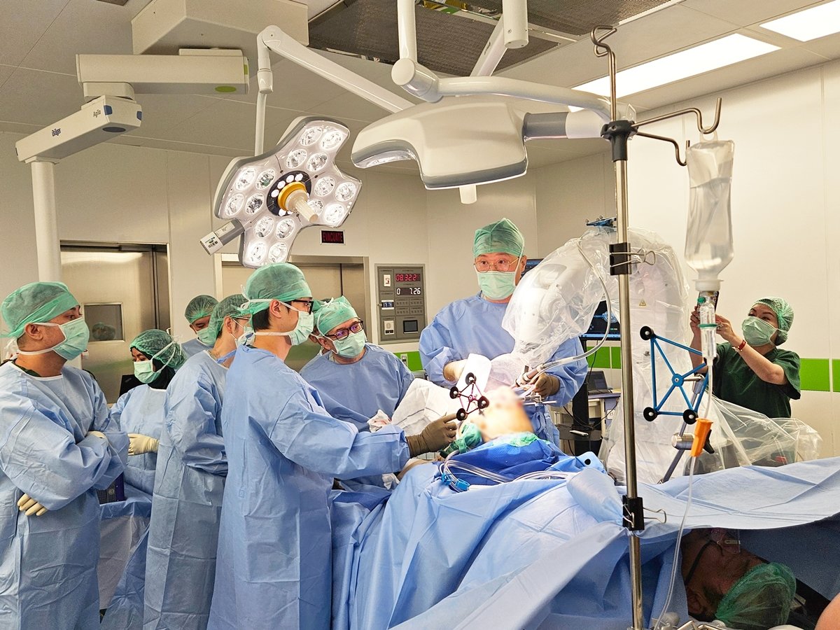 인도네시아 츠시 병원에서 로봇 인공관절 수술을 시연하는 중앙대광명병원 정형외과 박용범 교수(오른쪽 두번째) 사진제공｜중앙대광명병원