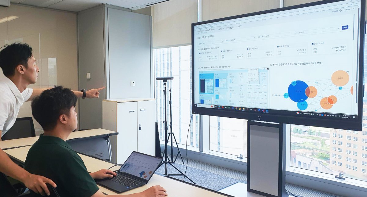 포스코이앤씨 임직원이 생성형 AI를 활용한 건설 지식 DB 서비스를 통해 문제점을 해결하고 있다. 사진제공 | 포스코이앤씨