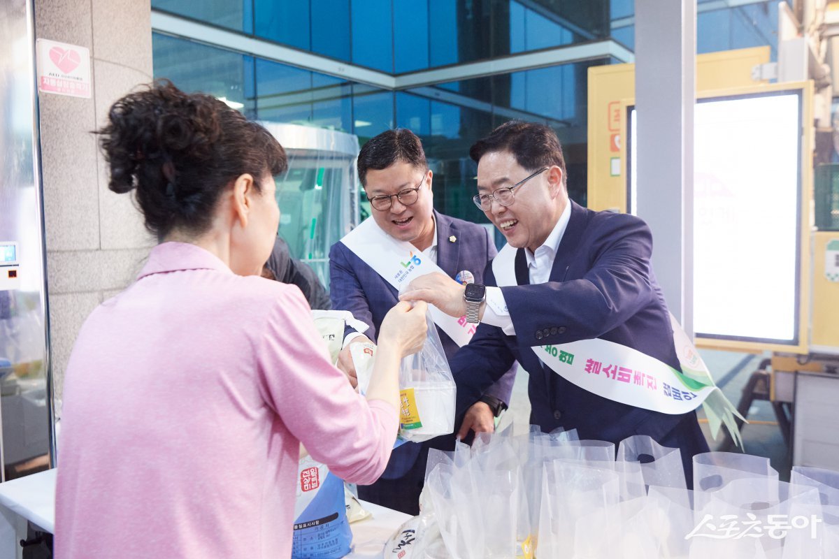 강수현 시장(오른쪽)이 21일 시청 정문 앞에서 NH농협은행 양주시지부와 함께 ‘아침밥 먹기 캠페인’을 벌이며 쌀 소비 촉진 운동을 하고 있다. 사진제공ㅣ양주시