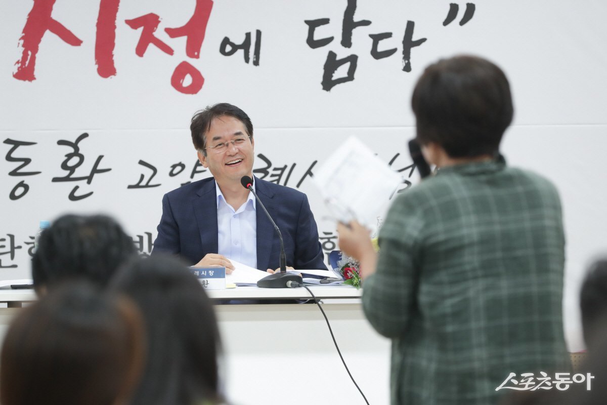 탄현2동 주민의 건의사항을 경청하면서 환하게 웃고있는 이동환 고양특례시장(가운데). 사진제공ㅣ고양시