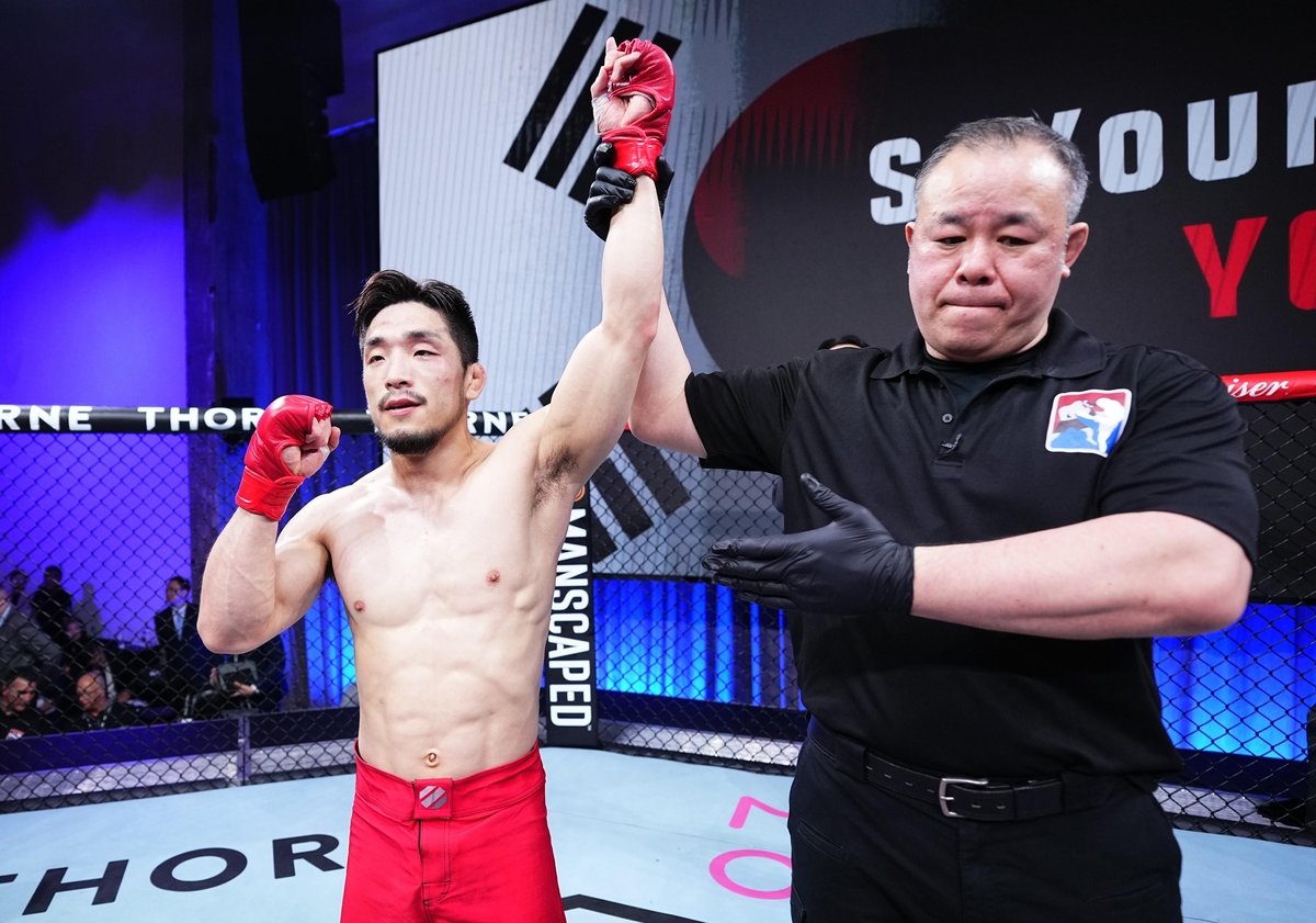 유수영(왼쪽)이  지난 5월19일 중국 상하이에서 열린 ‘로드 투 UFC’ 밴텀급 8강 토너먼트에서 일본의 노세 쇼헤이를 꺾고 4강에 올랐다. 사진제공 ㅣ UFC