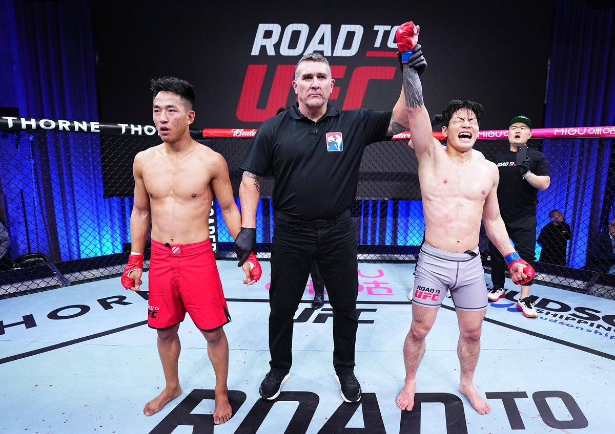 최동훈(오른쪽)이 지난 5월19일 중국 상하이에서 열린 ‘로드 투 UFC’ 플라이급 8강 토너먼트에서  지난 시즌 준우승자인  중국의 지니우스위에를 판정으로 꺾고 4강에 올랐다. 사진제공 ㅣ UFC