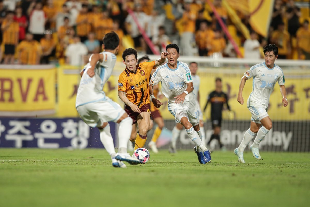 울산과 광주가 21일 광주축구전용경기장에서 열린 코리아컵 4강 1차전에서 치열한 경기를 펼치고 있다. 사진 제공 | 대한축구협회