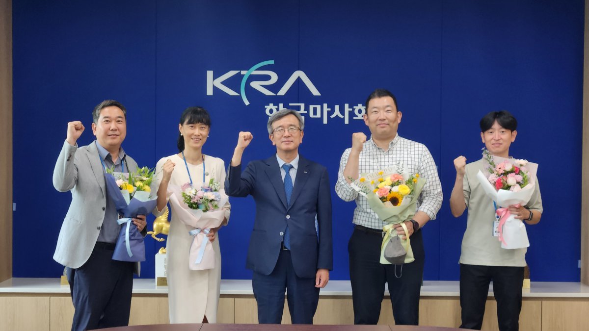 정기환 마사회장(왼쪽 세번째)와 ‘CEO-칭찬 주인공 간담회’에 참석한 주로환경부와 방송기획부 직원들                       사진제공｜한국마사회