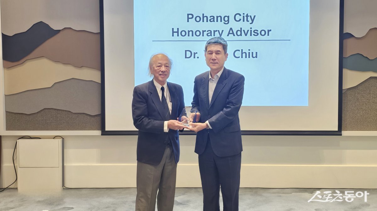 이강덕 포항시장은 와 치우 스탠포드 교수에게 바이오정책자문위원으로  위촉하고 있다./사진=포항시