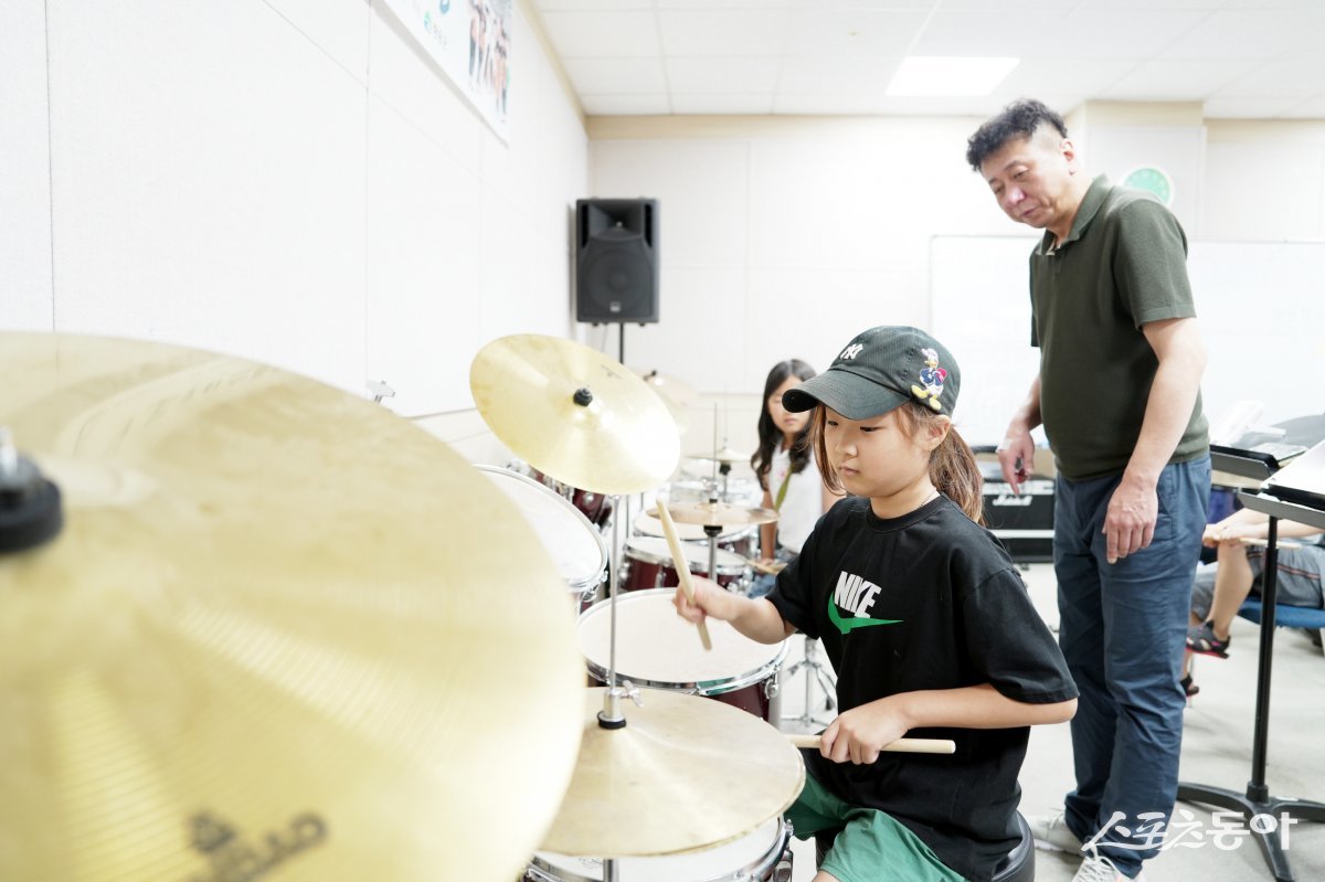 드럼연주과정을 학생들에게 인기가 높다./사진=청송군