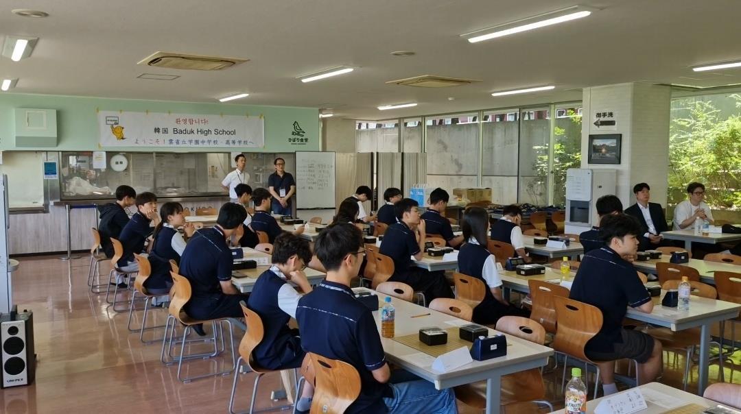 한국바둑고가 지난해부터  ‘스포츠 문화 교류 프로젝트’로 일본 고등학교와 교류전을 하고 있다.  사진은 대국을 준비중인 한국바둑고 학생들.