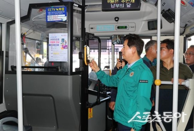 지난 22일 관내 덕하공영차고지에서 열린 교통카드 시연회에서 안효대 울산시 경제부시장이 정상 적용 여부를 확인하고 있다. (사진제공=울산시)