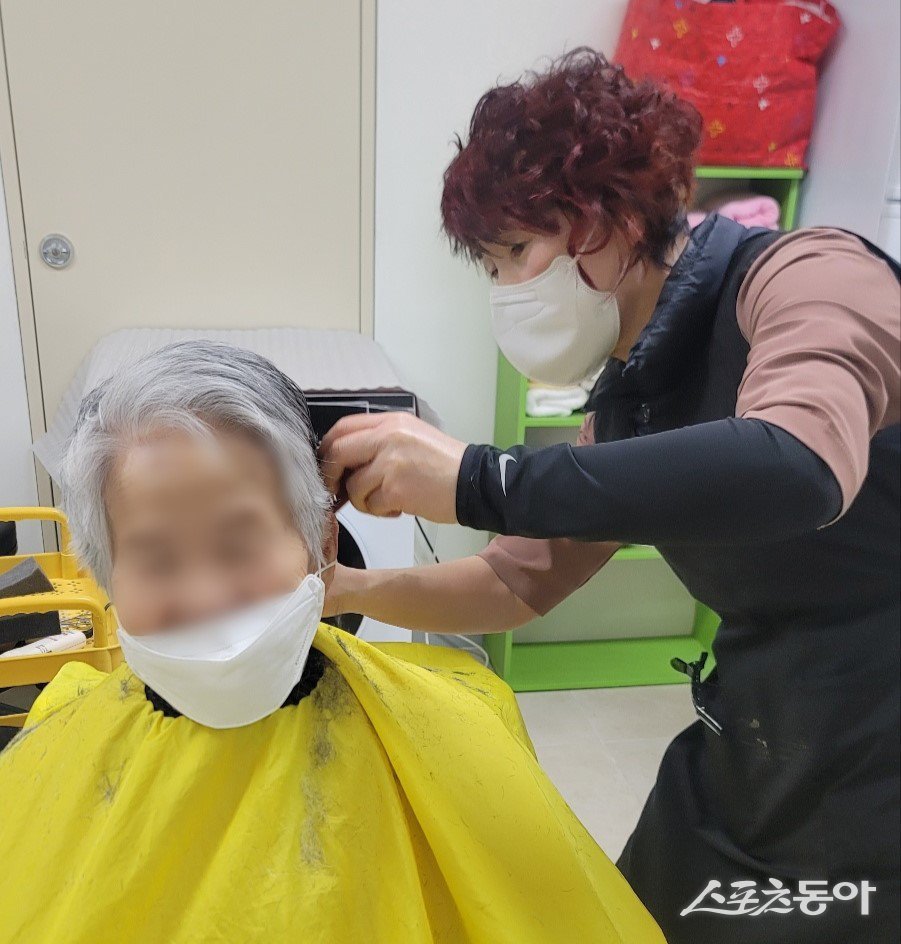 한 미용 봉사자가 부산 온종합병원에서 입원 환자들을 대상으로 미용 봉사를 진행하고 있는 모습. (사진제공=온종합병원)