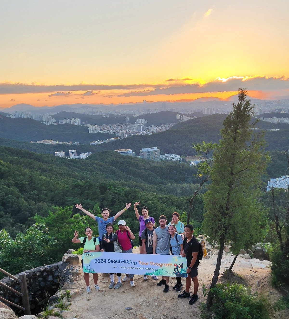 도심 등산관광센터의 정기 산행 프로그램에 참가한 외국인 관광객                                            사진제공｜서울관광재단