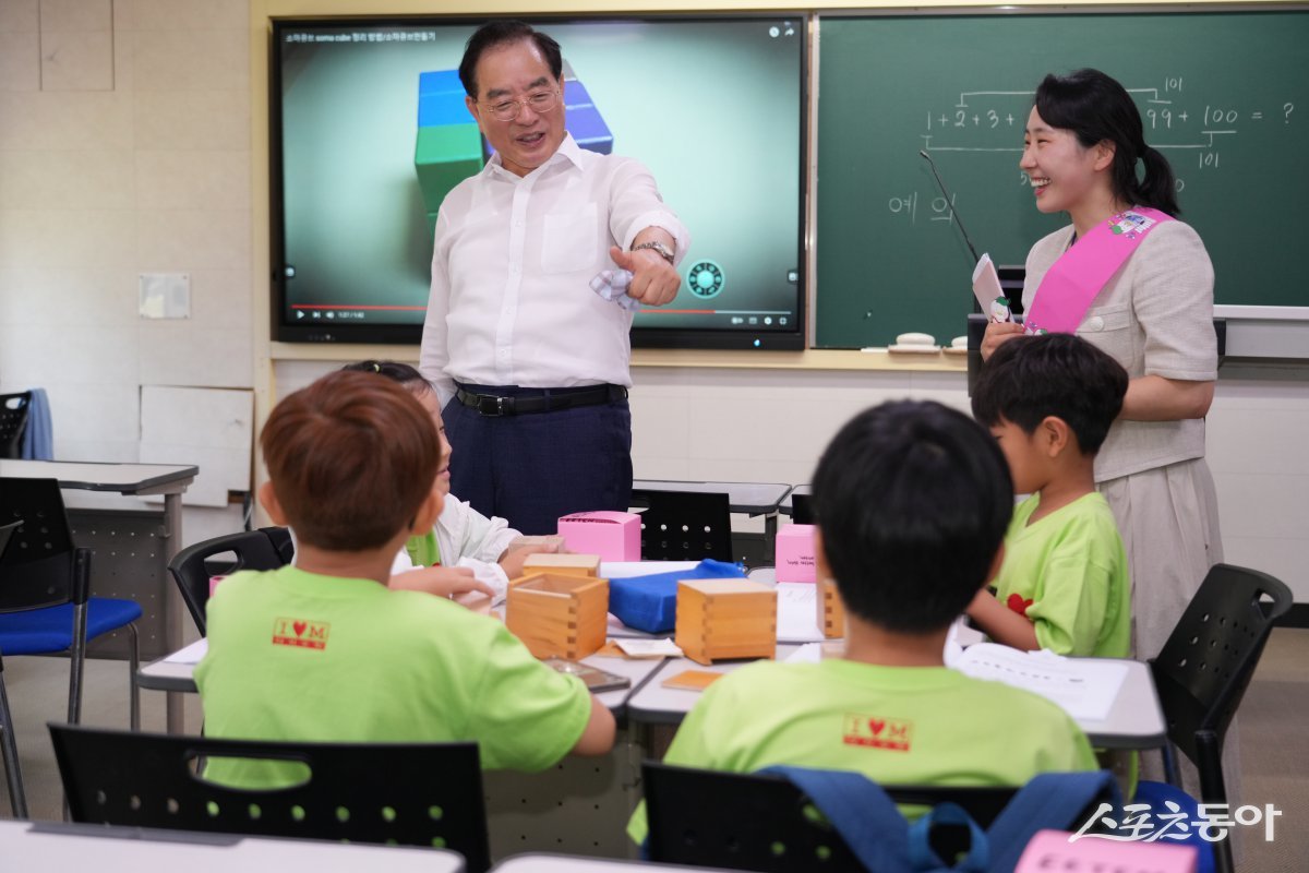 하윤수 교육감이 지난 23일 대학생 학습지원 튜터링 특별캠프가 열리고 있는 부산교육대학교 수업 현장을 찾아 학생들을 격려하고 있다. (사진제공=부산시교육청)