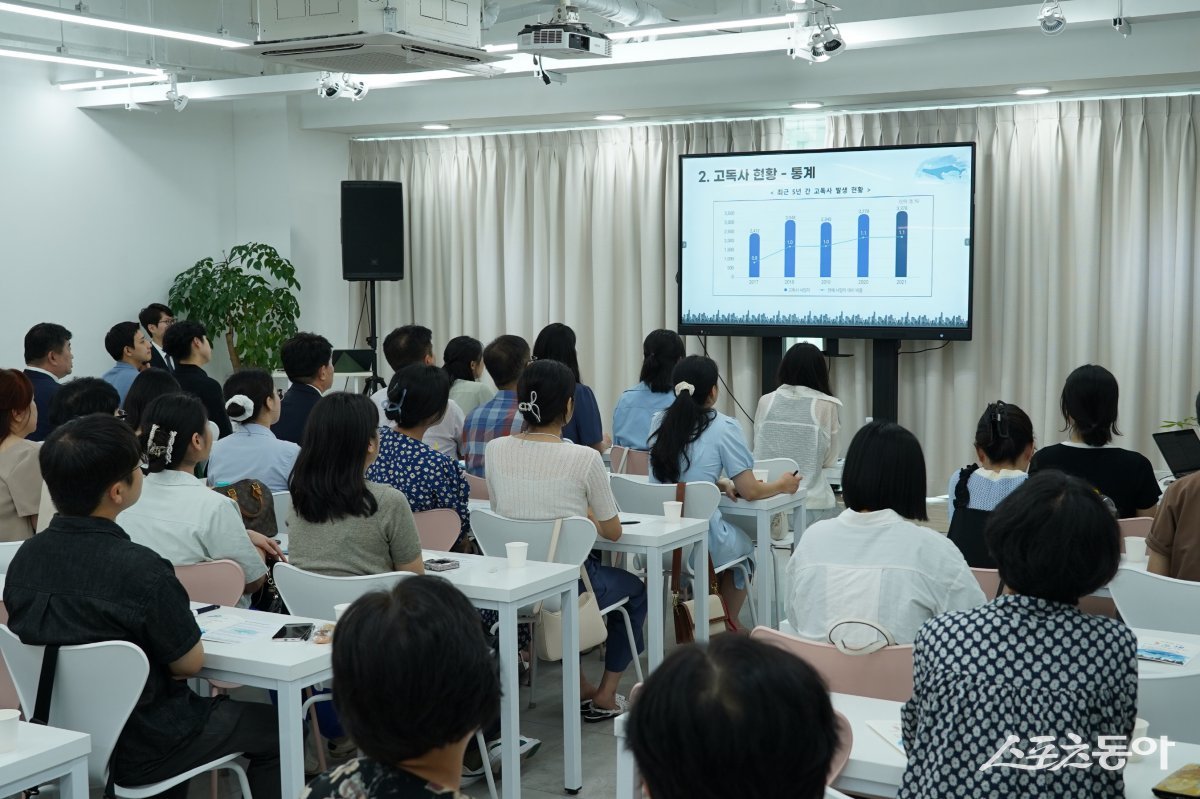 지난달 27일 부산에서 열린 ‘돌고래 : 돌아보자 고독사 없는 내일을 위해’ 캠페인 설명회 현장의 모습. (사진제공=HWPL)