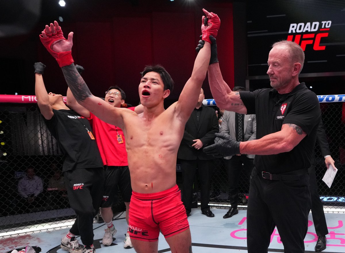 최동훈이 24일 미국 네바다주 라스베이거스 UFC 에이펙스에서 열린 ROAD TO UFC 시즌 3 플라이급 준결승에서 초반 위기를 이겨내고 앙가드 비시트에게 역전 스플릿 판정승을 거둔 뒤 기뻐하고 있다. 사진제공 ㅣ UFC