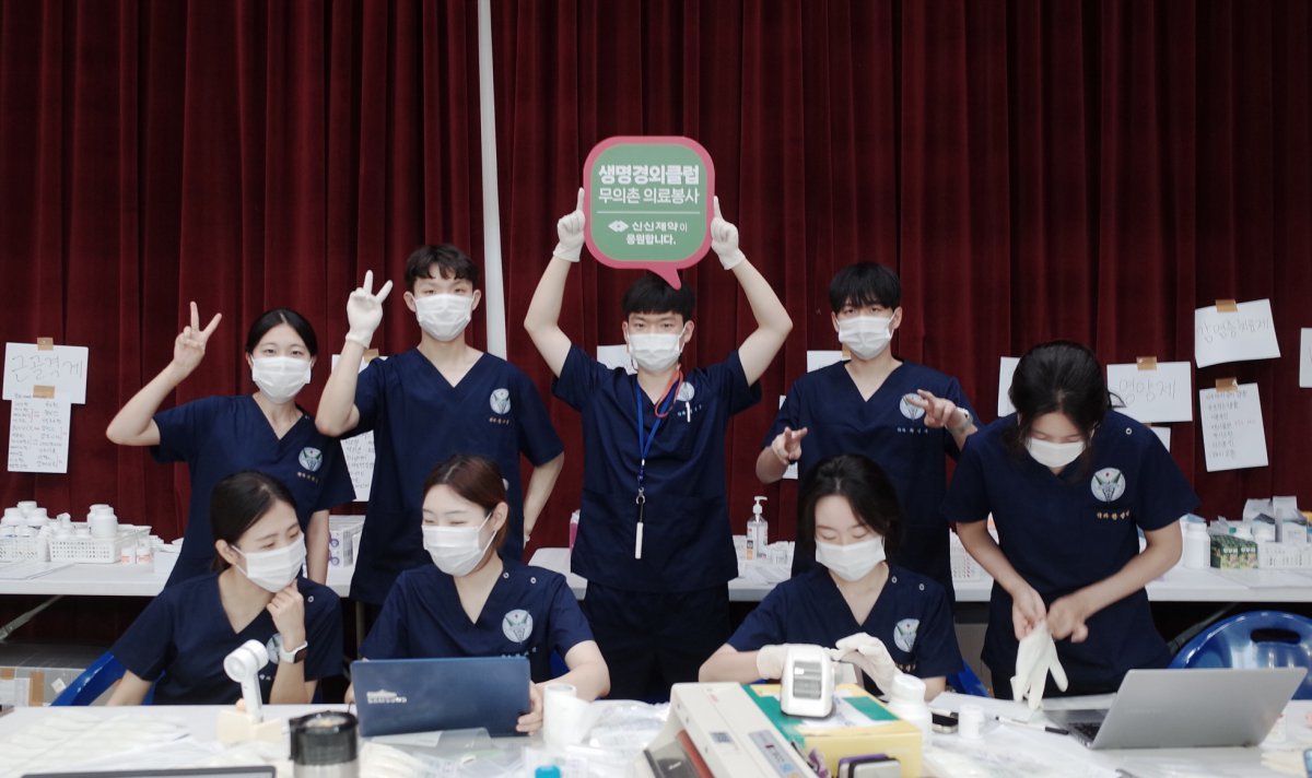 신신제약은 생명경외클럽 무의촌 의료 봉사에 파스 등 의약품 후원했다                                            사진제공｜신신제약