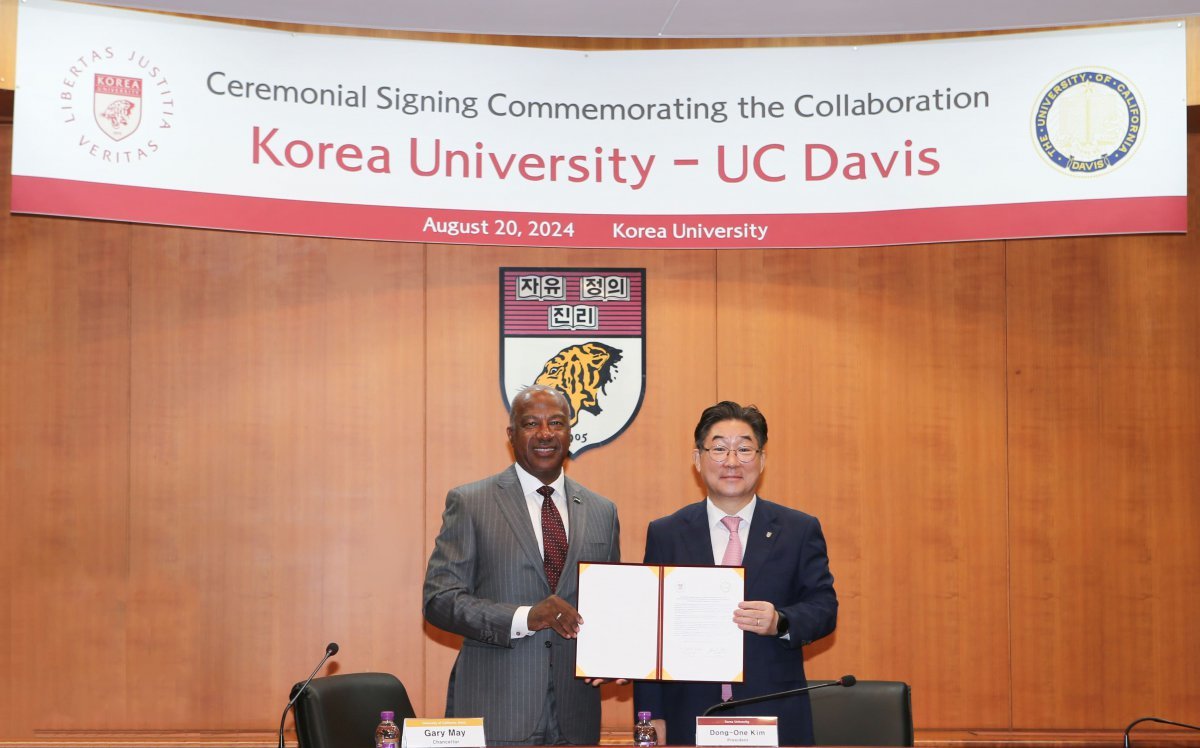 협약식에 참석한 김동원 고려대 총장(오른쪽)과 게리 메이 미국 UC 데이비스 총장 사진제공|고려대의료원