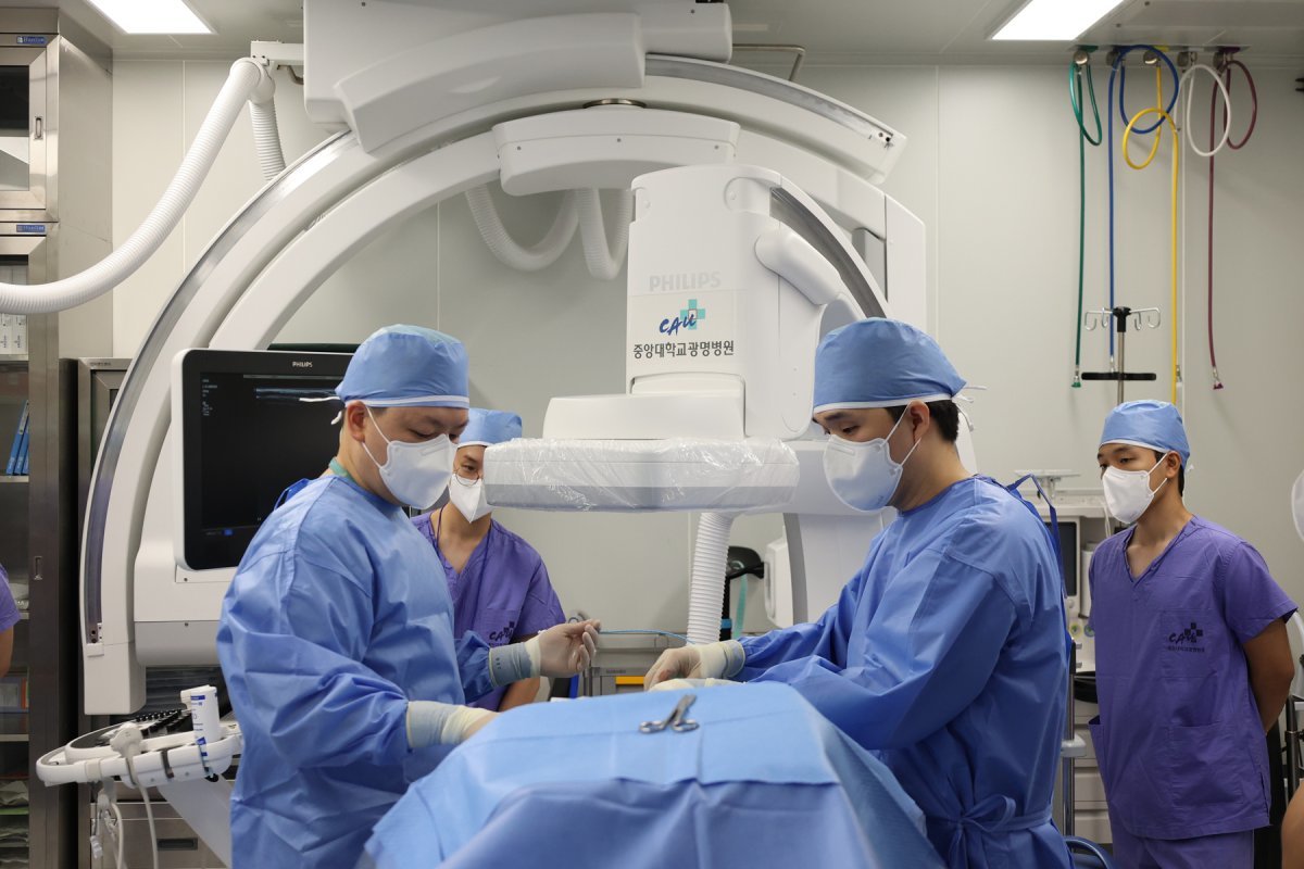 정맥폐쇄술을 시연중인 중앙대광명병원 재활의학과 김범석 교수(왼쪽 첫번째)과 나용재 교수(왼쪽 세번째)               사진제공｜중앙대광명병원