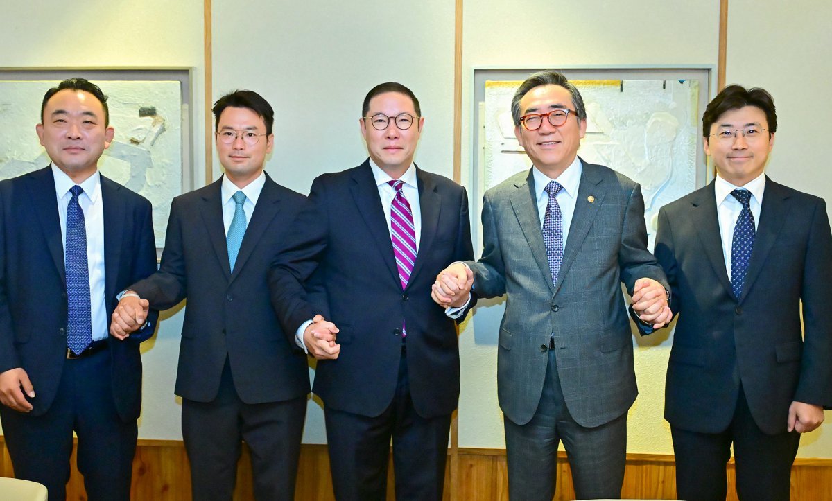 조현상 HS효성 부회장이 26일 아시아태평양경제협력체(APEC) 기업인자문위원회(ABAC) 신규위원으로 선임됐다. 조현상 HS효성 부회장(가운데)와 조태열 외교부 장관(오른쪽에서 두 번째)이 기념 촬영을 하고 있다. 사진제공 |HS효성