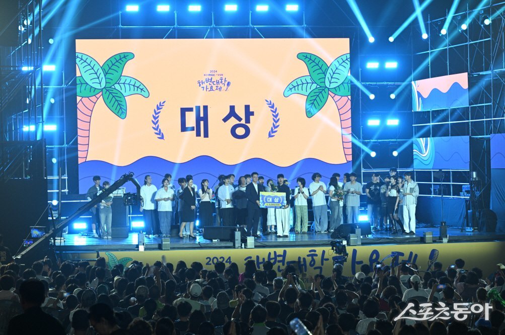 안성민 경복대 학생이 지난 25일 열린 해변대학가요제에서 대상을 받고 있는 모습. (사진제공=부산 기장군)