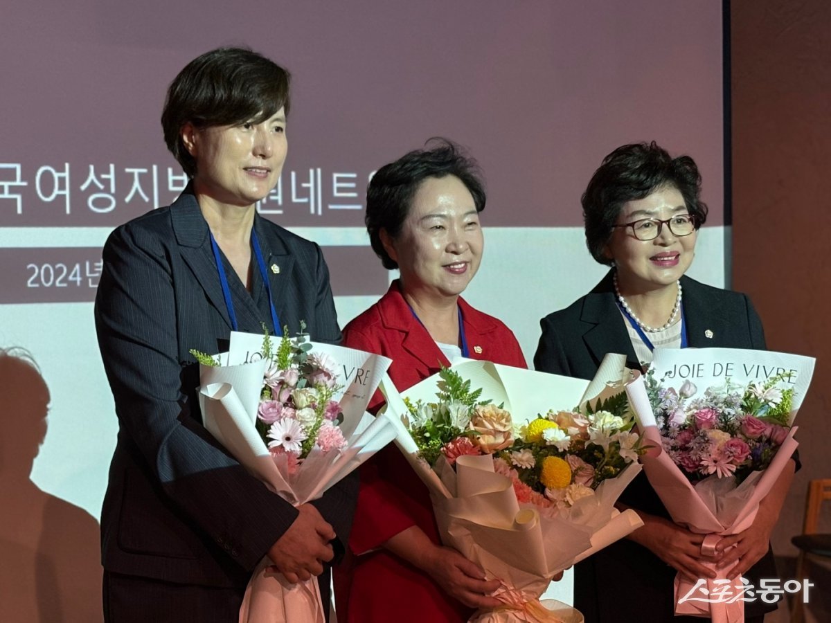 제8기 전국여성지방의원네트워크 공동대표 김상희 봉화군 의원(가운데)./사진=봉화군의회