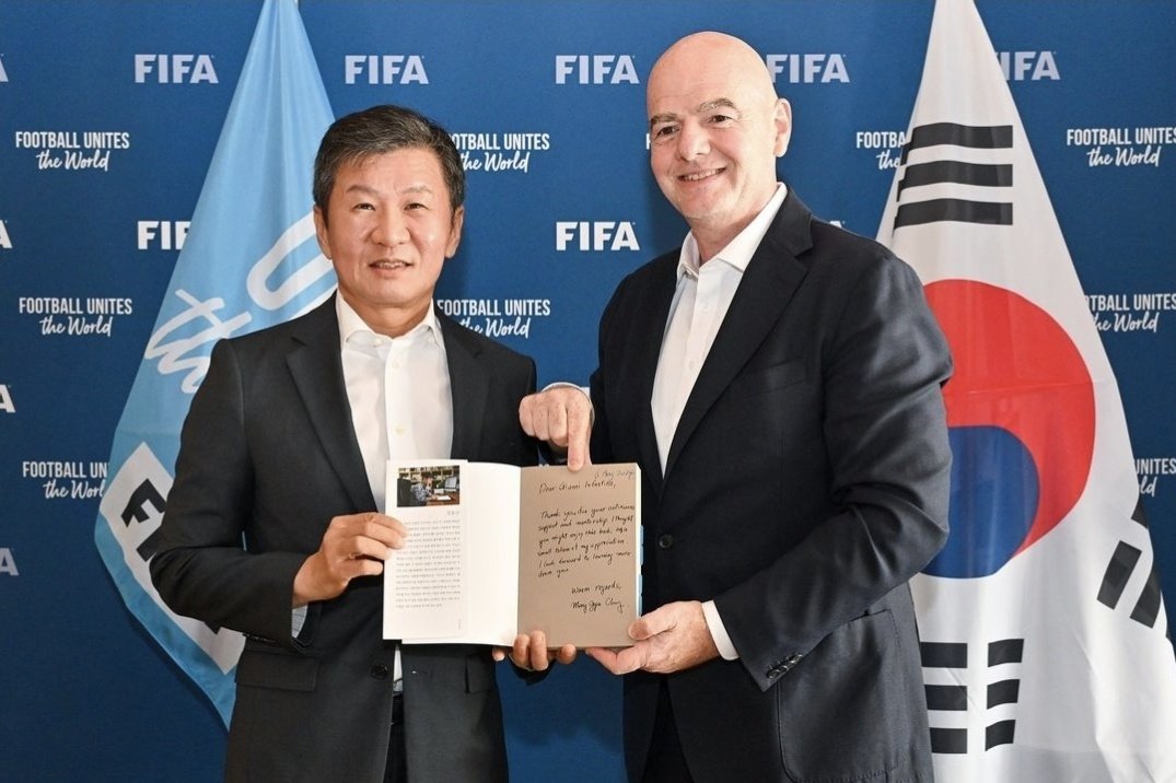 정몽규 KFA 회장(왼쪽)이 2024파리올림픽 기간 파리를 방문해 지아니 인판티노 FIFA 회장을 만나 최근 출간된 자신의 자서전을 전달하고 있다. 사진출처｜FIFA