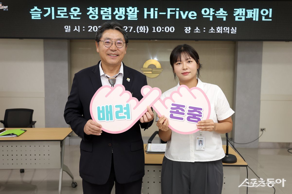 김해시가 27일 오전 시청 소회의실에서 ‘슬기로운 청렴생활을 위한 Hi-Five 약속’ 서약식을 개최한 가운데 홍태용 시장(왼쪽)이 MZ공무원 대표와 기념촬영을 하고 있다. (사진제공=김해시)