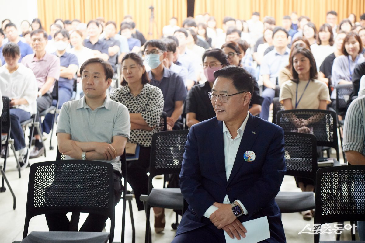 강수현 시장(앞)이 지난 27일 양주시청 대회의실에서 양주시 6급 이하 전 직원 1천200여 명을 대상으로 2024년 직급별 맞춤형 ‘갑질예방’에 참석하고 있다. 사진제공ㅣ양주시