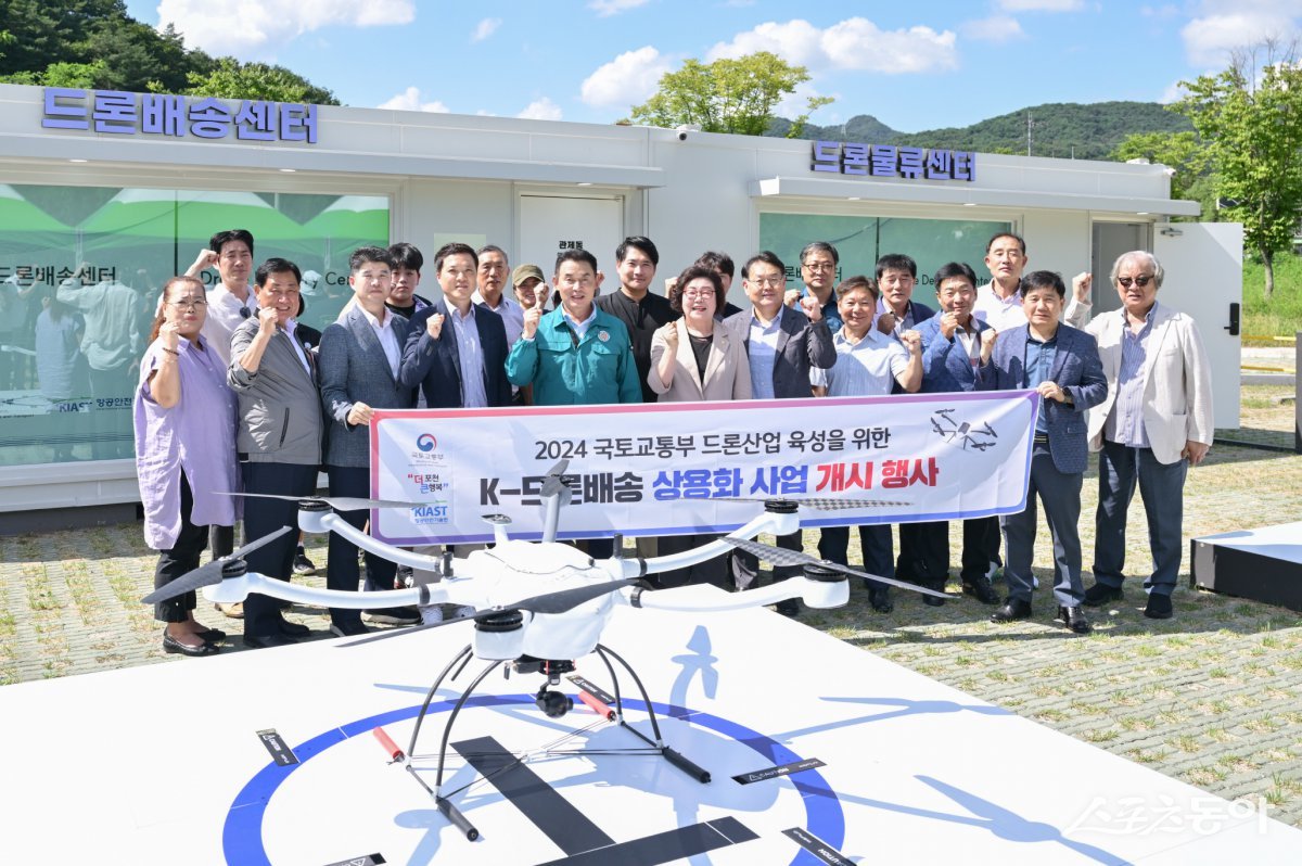 28일 영북면 소재 배송거점 한가원 주차장에서 백영현 포천시장(앞줄 윈쪽 네번째), 포천시의회 조진숙 의원 등 참석했다. 사진제공ㅣ포천시