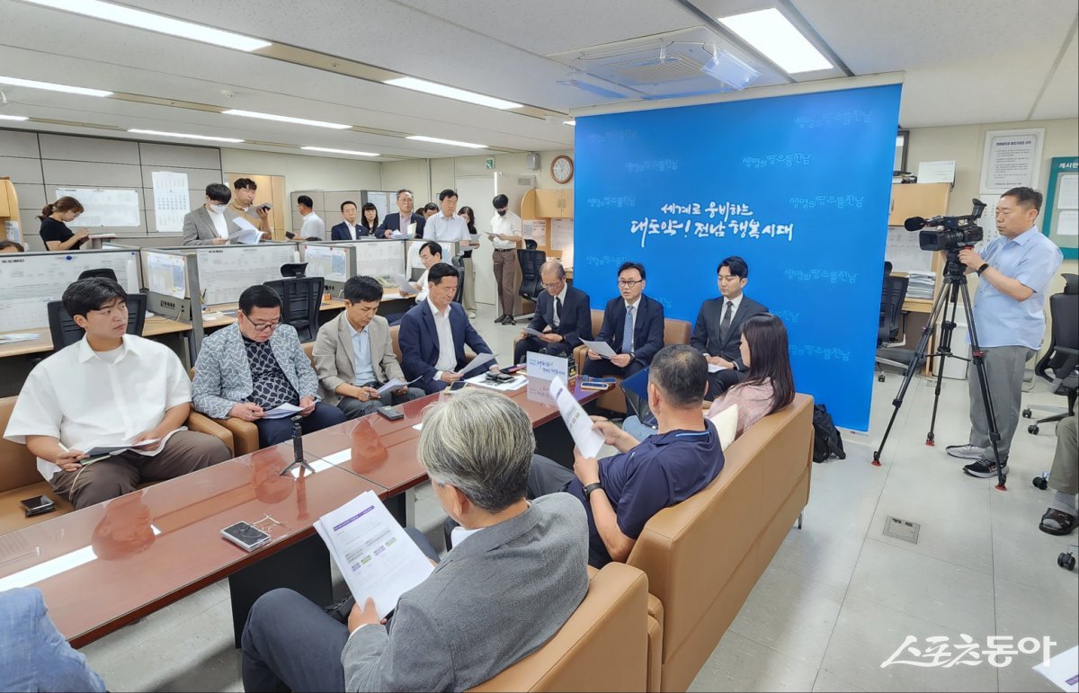 에이티커니코리아와 법무법인 지평 컨소시엄이 29일 오전 전남도청에서 기자간담회를 통해 국립의대와 대학병원 설립 방식 기본안을 발표하고 있다. 사진제공=양은주 기자