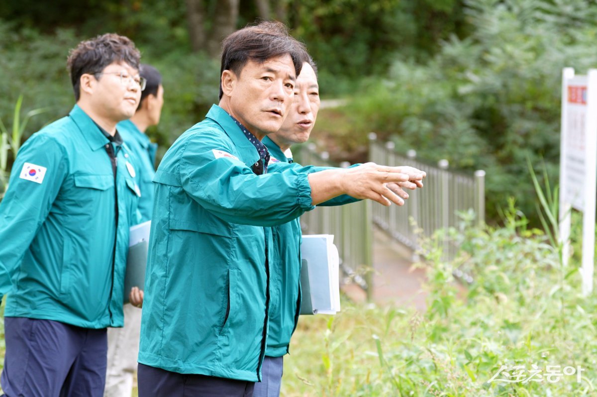 윤경희 청송군수가 수리시설을 둘러보고 있다./사진=청송군