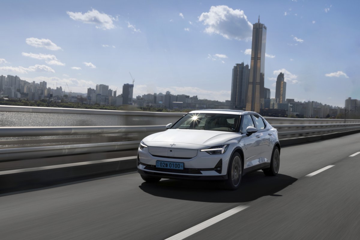 폴스타가 폴스타 2(사진) 고객을 대상으로 ‘고전압 배터리 무상 점검 서비스’를 진행한다. 사진제공 ｜폴스타