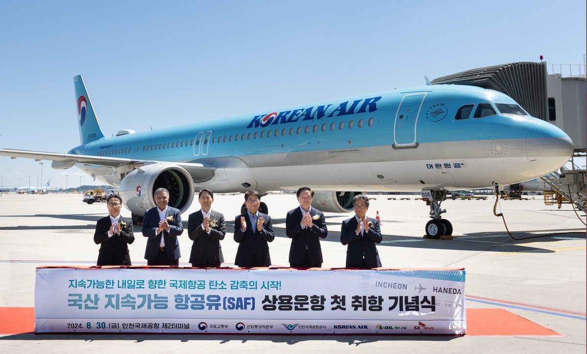 대한항공이 8월 30일 인천국제공항 제2터미널에서 진행한 ‘SAF 상용 운항 취항 기념식’.  오종훈 SK에너지 사장, 안와르 에이 알-히즈아지 에쓰오일 대표, 안덕근 산업통상자원부 장관, 박상우 국토교통부 장관, 우기홍 대한항공 대표이사, 이학재 인천국제공항공사 사장(왼쪽부터)                                                                                사진제공｜대한항공