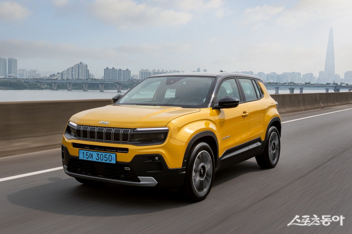 지프 어벤저는 강력한 오프로드 성능을 탑재해 기존 전기차들과 차별화했다. 1회 충전으로 292km를 주행할 수 있으며 보조금을 받으면 4000만 원대로 구매가 가능하다. 사진제공｜스텔란티스코리아