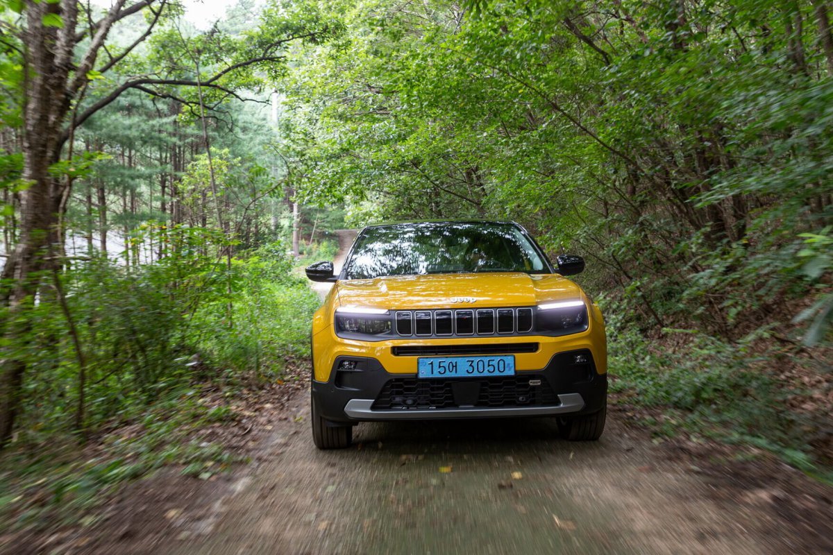 오프로드 코스를 달리고 있는 지프 어벤저.  사진제공｜스텔란티스코리아