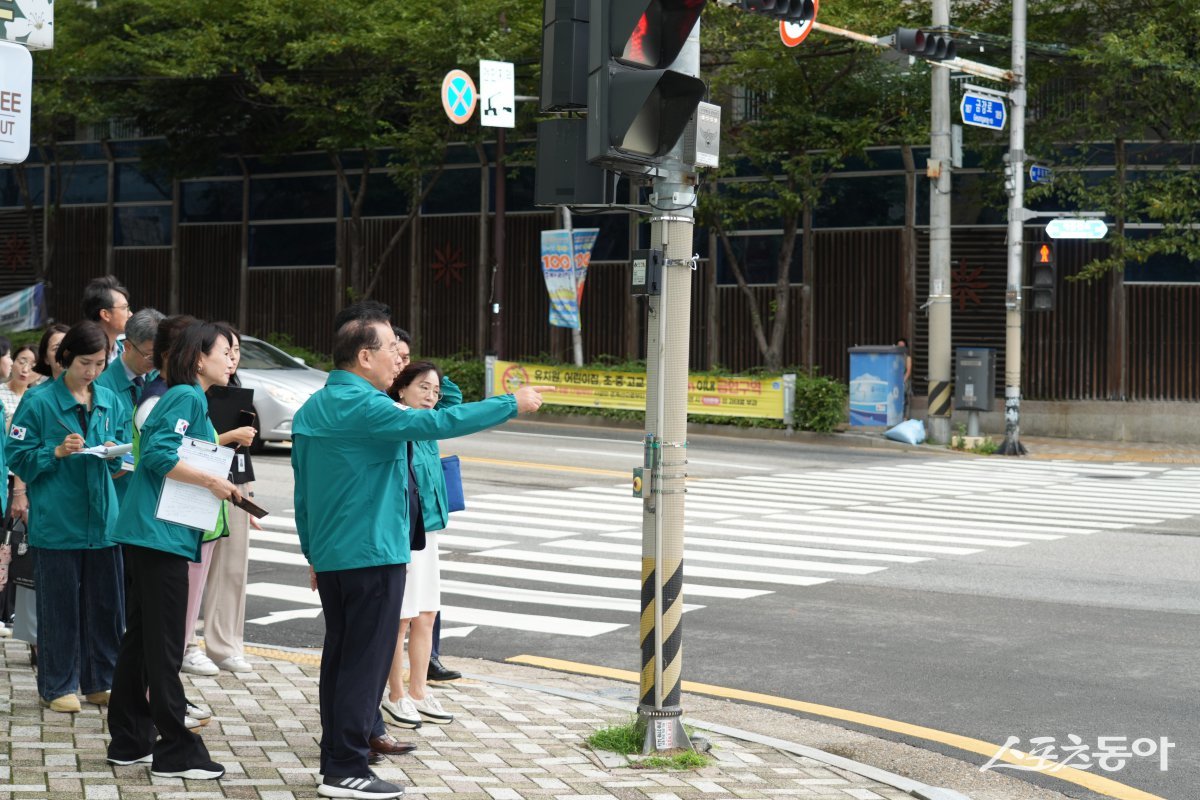 부산시교육청이 2학기 개학을 앞둔 지난달 30일 금정초등학교와 온천초등학교 인근 통학로 안전 점검하고 있는 모습. (사진제공=부산시교육청)