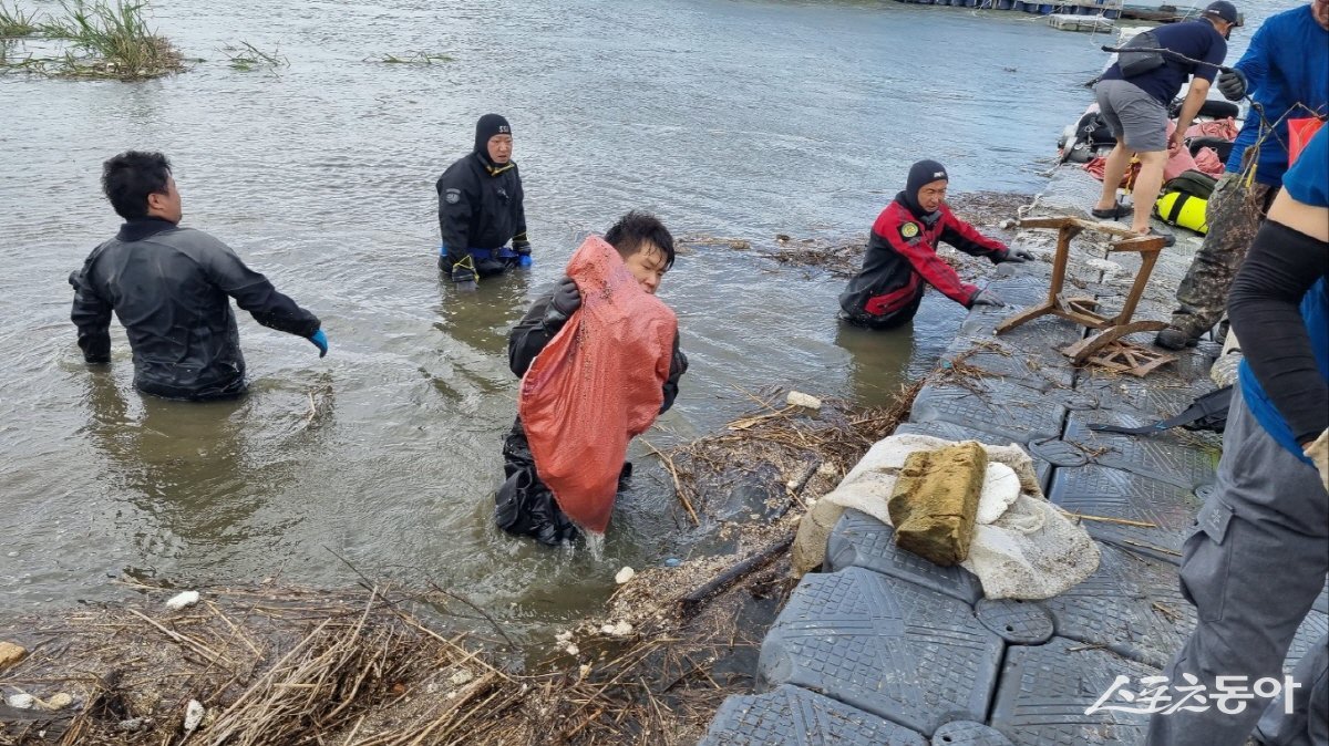 한강 수중 정화 활동하고 있다. 사진제공ㅣ고양시