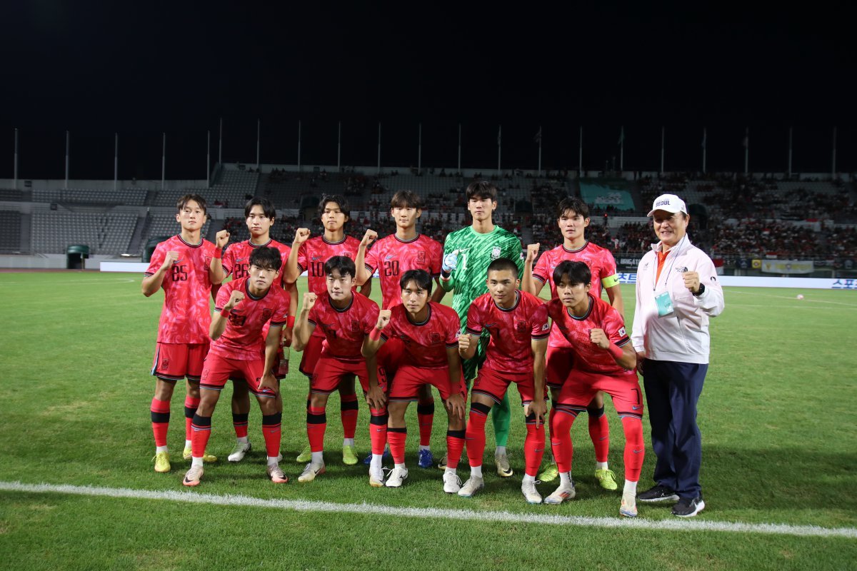 이창원 감독이 이끄는 U-19 축구국가대표팀은 1일 서울목동경기장에서 벌어진 인도네시아와 서울 EOU컵 최종 3차전에서 3-0으로 이겨 우승컵을 들어올렸다. 대회 2연패에 성공한 U-19 대표팀은 이달 말 2025U-20아시안컵 지역예선에 돌입한다. 사진제공｜서울EOU컵조직위원회