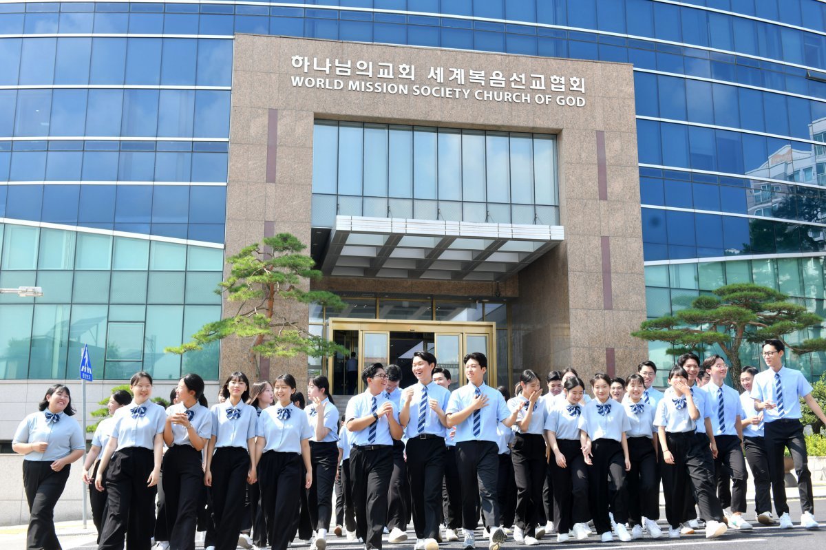 경기 분당의 ‘새예루살렘 판교성전’ 앞에서 즐거운 한 때를 보내는 하나님의교회 학생합창단.       사진제공 ｜ 하나님의교회 세계복음선교협회