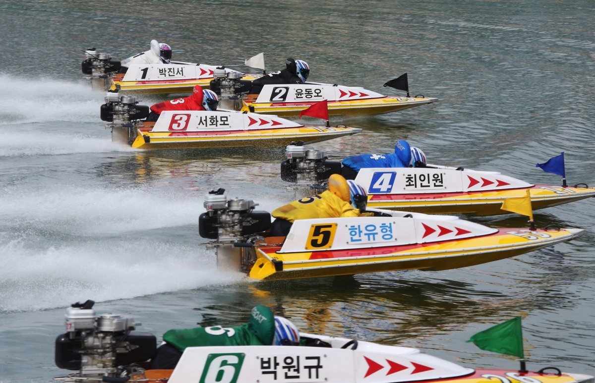 미사리경정장에서 선수들이 플라잉스타트로 경주를 시작하고 있다                                사진제공｜국민체육진흥공단