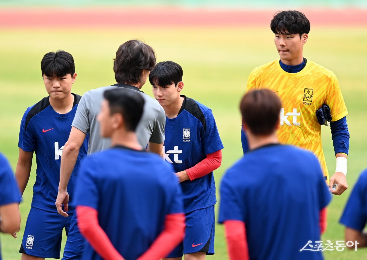 축구국가대표팀 홍명보 감독이 2일 고양종합운동장에서 진행된 첫 소집훈련에 앞서 새내기 양민혁을 격려하고 있다. 고양｜김종원 기자 won@donga.com